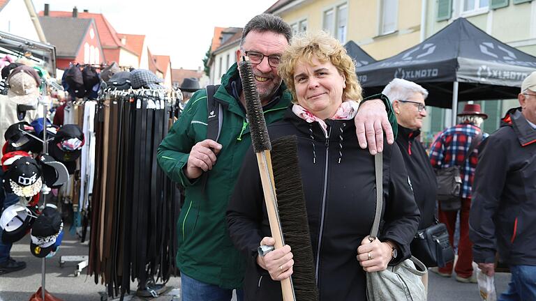 Sie wurden fündig: Einen neuen Besen kauften Andreas und Helen Christian aus Hundelshausen beim Herbstfest am Sonntag in Gerolzhofen. Das Angebot der rund 60 Händler war vielfältig und breitgefächert. Sie wurden fündig: Einen neuen Besen kauften Andreas und Helen Christian aus Hundelshausen beim Herbstfest am Sonntag in Gerolzhofen. Das Angebot der rund 60 Händler war vielfältig und breitgefächert.