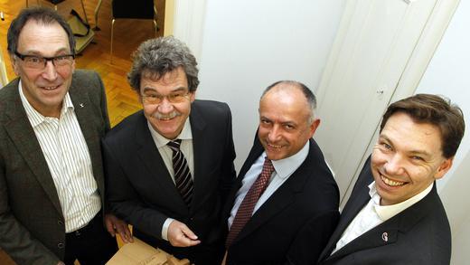 Halle       -  (von links) Bruno Fraas, Norbert Wagner, Gerold Bader und Jochen Bähr zeigen am 10. Januar 2012 auf ein Modell, das das Areal zwischen Hotelturm und Grombühl-Brücke zeigt, auf dem eine neue Würzburger Multifunktions-Arena entstehen soll.