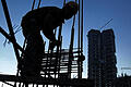 Baustelle in Mumbai: Lange Zeit galt Indien als das nächste China. Doch Reformstaus und überbordende Bürokratie schrecken viele Investoren ab. Sie lassen Indien immer häufiger links liegen.