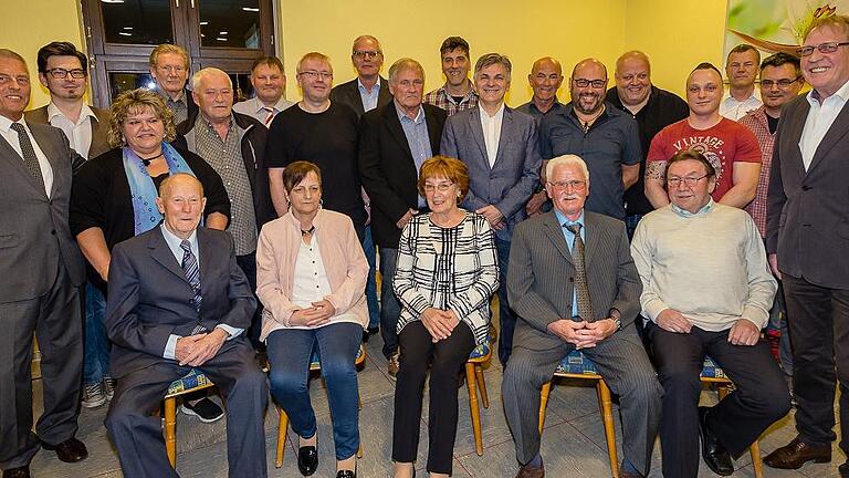 Sie halten dem TV Jahn seit Jahrzehnten die Treue: (Sitzend von links) Hans Friedrich (70), Irene Lampe (25), Irmgard Wolf (25), Dieter Göpfert (60), Wilfried Vonhausen (50), (stehend von links) Rainer Zink (Vorsitzender), Sebastian Müller (25), Elke Büttel-Wirth (40), Gosbert Zirkenbach (60), Manfred Ullmer (zweiter Schatzmeister), Dirk Jauchstetter (Schatzmeister), Ralf-Jochen Scheibe (40), Helmut Stüber (25), Gerhard Nitsch (60), Volker Pilling (25), Martin Spallek (40), Günter Gräf (60), Matthias Gräf (40), Dieter Koch (40), Jens Lampe (25), Ralf Flügel (40), Reiner Schöbel (40), Michael Böhme (zweiter Vorsitzender). Sie halten dem TV Jahn seit Jahrzehnten die Treue: (Sitzend von links) Hans Friedrich (70), Irene Lampe (25), Irmgard Wolf (25), Dieter Göpfert (60), Wilfried Vonhausen (50), (stehend von links) Rainer Zink (Vorsitzender), Sebastian Müller (25), Elke Büttel-Wirth (40), Gosbert Zirkenbach (60), Manfred Ullmer (zweiter Schatzmeister), Dirk Jauchstetter (Schatzmeister), Ralf-Jochen Scheibe (40), Helmut Stüber (25), Gerhard Nitsch (60), Volker Pilling (25), Martin Spallek (40), Günter Gräf (60), Matthias Gräf (40), Dieter Koch (40), Jens Lampe (25), Ralf Flügel (40), Reiner Schöbel (40), Michael Böhme (zweiter Vorsitzender).