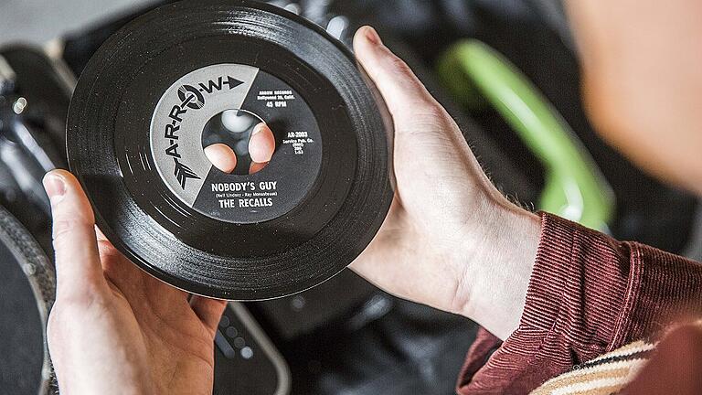 Kleine und große Kostbarkeiten in Form von schwarzen Scheiben mit einem Loch in der Mitte: Eine originale Single aus der Sammlung von DJ Marc Valentine.
