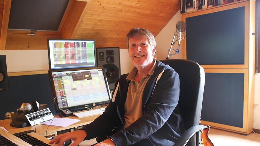 Musiker Gerald Meyer wohnt in Oberelsbach und macht plattdeutsche Musik für Ostfriesland. Früher lebte er in Rothhausen, wo er immer noch im Wendelinus-Chor mitsingt.  Foto: Michael Nöth       -  Musiker Gerald Meyer wohnt in Oberelsbach und macht plattdeutsche Musik für Ostfriesland. Früher lebte er in Rothhausen, wo er immer noch im Wendelinus-Chor mitsingt.  Foto: Michael Nöth
