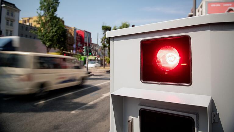 An mehr als 120 Stellen blitzt es am Mittwoch in Unterfranken.
