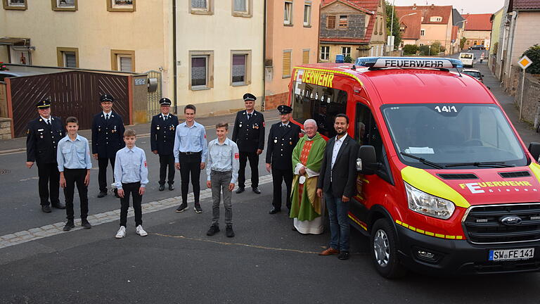 Im Bild von links Kreisbrandrat Holger Strunk, Max Zöller (Jugendfeuerwehr), 1. Vorsitzender Günter Löber, Nils Heinisch (Jugendfeuerwehr), 2. Kommandant Wolfgang Saam, Michel Keller (Jugendfeuerwehr), Jakob Saam (Jugendfeuerwehr), 1. Kommandant Winfried Keller, 2. Vorsitzender Dieter Sauer, Pfarrer Christoph, Bürgermeister Sebastian Hauck.