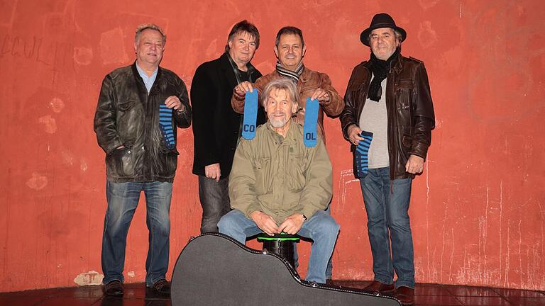 Bambergs 'Coole Socken' (von links): Heinz, (Bass, Gesang), Karl (Keyboards, Gesang), Klaus (Sologitarre, Gesang), Peter (sitzend, Gitarre, Gesang) und Helmuth (Drums, Gesang).