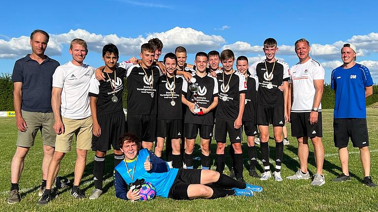 Bei den C-Junioren gewann das Team der JSG Nassig / Wildbach Maintal den Pokal bei den Hundheimer Jugendtagen. Bei den C-Junioren gewann das Team der JSG Nassig / Wildbach Maintal den Pokal bei den Hundheimer Jugendtagen.