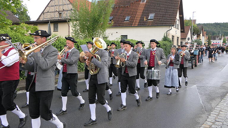 Traditionell am ersten Septemberwochenende wird Kirchweih in Sand gefeiert, bei der der FC Sand als Veranstalter auch die Aufstellung des Kirchweihbaumes übernimmt.