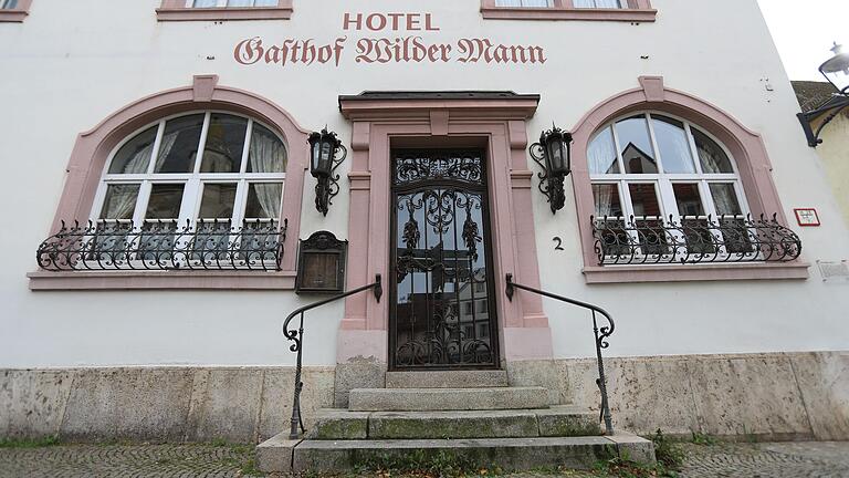 Der Eingang zu dem seit dem Jahr 2013 geschlossenen Hotel-Gasthof 'Wilder Mann' in Gerolzhofen. Dieser soll nun zwangsversteigert werden.