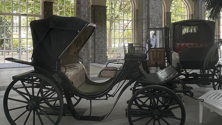 Victoria-Kutsche       -  Die Stadt rangiert drei historische Viktoria Kutschen aus ihrem Rakoczy-Fundus aus und bietet sie zum Verkauf an. Die Kutschen sind derzeit in der Wandelhalle zu sehen.