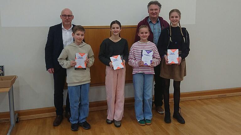Bürgermeister Jürgen Lippert, Yannick Kremer vom Gymnasium Lohr, Rosalie Rudolph vom Gymnasium Karlstadt, Preisträgerin Josefine Reuß von Realschule Karlstadt, Schulleiter Carsten Klafke von der Theodosius-Florentini-Schule und Jetta Brönner von der Realschule Marktheidenfeld. Bürgermeister Jürgen Lippert, Yannick Kremer vom Gymnasium Lohr, Rosalie Rudolph vom Gymnasium Karlstadt, Preisträgerin Josefine Reuß von Realschule Karlstadt, Schulleiter Carsten Klafke von der Theodosius-Florentini-Schule und Jetta Brönner von der Realschule Marktheidenfeld.