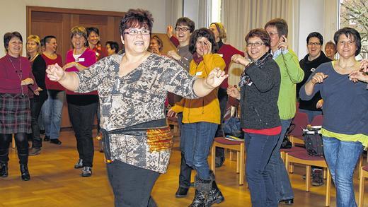 Die Hüften schwingen: Wieviel Spaß Bauchtanz machen kann, zeigte Monika Celestin-Hrescic den Frauen bei der Vorbereitung auf den Weltgebetstag im Kitzinger Paul-Eber-Haus.