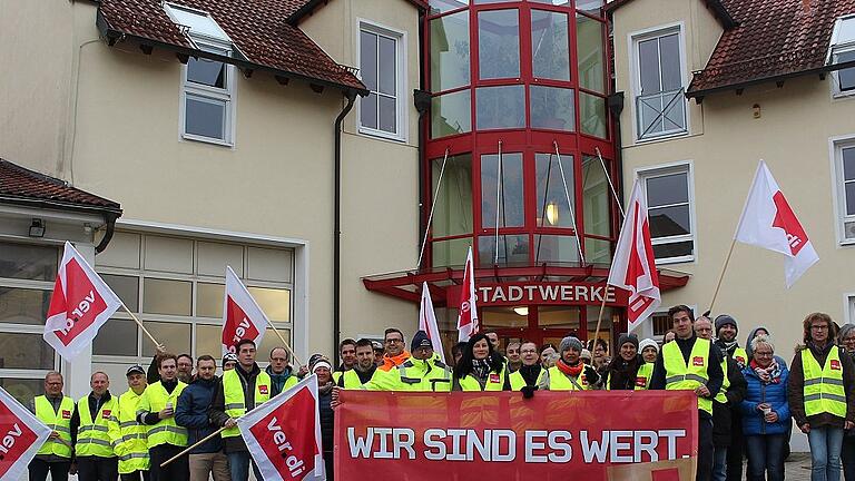 bru-brj-streik1       -  Mitarbeiter der Stadtwerke sehen die Ziele ihrer bisherigen Streiks noch nicht ganz erreicht.