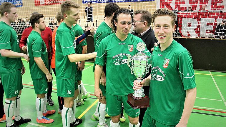 Und sie haben den Pokal: Jona Riedel (rechts) und Julian Beßler vom TSV Abtswind.