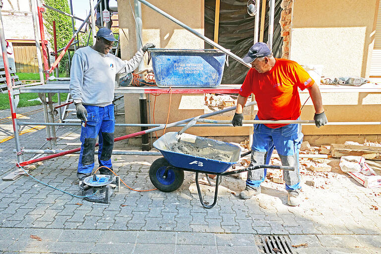 Die Arbeiten am Kindergarten schreiten voran. Aktuell werden die Wanddurchbrüche durch die beauftragte Firma durchgeführt.