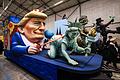Richtfest Kölner Rosenmontagszug       -  Einer der Wagen im Kölner Rosenmontagszug zeigt US-Präsident Donald Trump, der die Freiheitsstatue und die Justitia am Laufband führt.