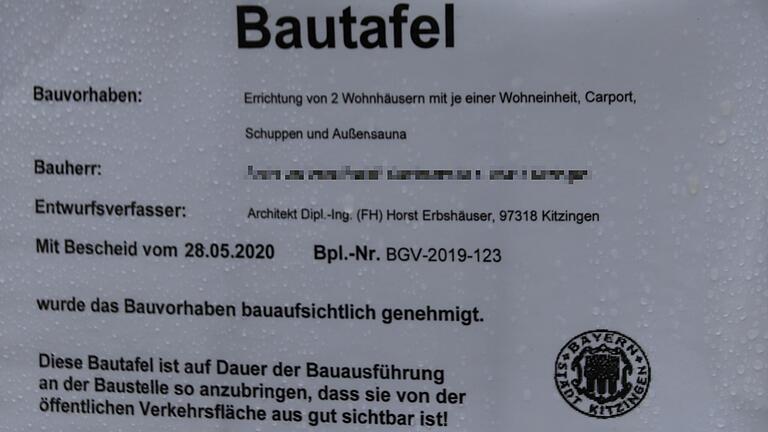 Das Bauvorhaben bezieht sich laut Bautafel auf zwei Wohnhäuser. Der Baubescheid der Stadt ist auf den 28. Mai 2020 datiert. Das Bauvorhaben bezieht sich laut Bautafel auf zwei Wohnhäuser. Der Baubescheid der Stadt ist auf den 28. Mai 2020 datiert.