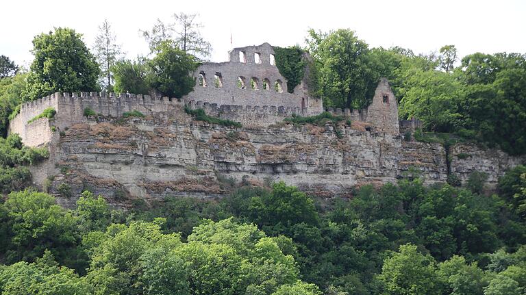 Die Geschichte der Karlsburg reicht bis in das 6. Jahrhundert zurück. Errichtet wurde die heutige Burgruine von den Würzburger Fürstbischöfen im 13. Jahrhundert. Die Geschichte der Karlsburg reicht bis in das 6. Jahrhundert zurück. Errichtet wurde die heutige Burgruine von den Würzburger Fürstbischöfen im 13. Jahrhundert. 