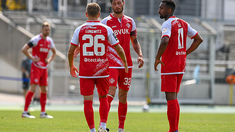 Enttäuschung nach dem 0:1 bei 1860 München: Die Kickers-Spieler (v.l.) Alexander Lungwitz, Christian Strohdiek und Saliou Sanè. Enttäuschung nach dem 0:1 bei 1860 München: Die Kickers-Spieler (v.l.) Alexander Lungwitz, Christian Strohdiek und Saliou Sanè.