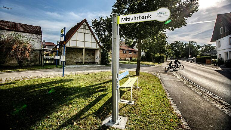 Nett, aber aus Experten-Sicht nicht ausreichend, um den Verkehr auf dem Land nachhaltig zu verändern: Mitfahrerbänke wie hier in Wonfurt (Lkr. Haßberge).&nbsp;