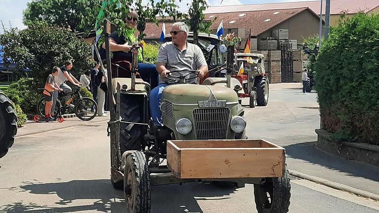 25 Traktoren haben an einer Traktorwallfahrt nach Fährbrück teilgenommen und bei der DJK-TG Hausen ihre Mittagsrast gemacht. Hier wurden die geschmückten Traktoren von Augustinerpater Matthäus gesegnet, bevor sie in ihre Heimatorte zurückfuhren.