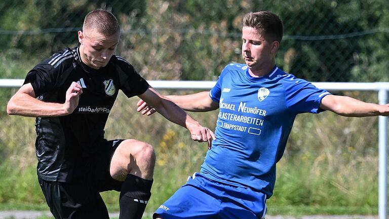 Jannes Benkert (links) vom TSV Trappstadt im Zweikampf mit Max Grimm vom FC Strahlungen: Trappstadt gewinnt in Gochsheim, Strahlungen zu Hause gegen Münnerstadt. Das Bild entstand im Hinspiel zwischen beiden Teams in der Fußball-Bezirksliga Ost.