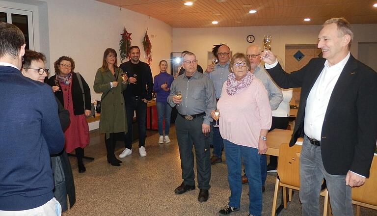 Bürgermeister Horst Herbert erhebt das Glas, um mit den Gemeinderäten, ihren Partnerinnen und Partnern, mit Mitgliedern der Gemeindeverwaltung auf ihr Wohl anzustoßen. Die Einladung zum Jahresabschlussessen ist auch ein Zeichen der Dankbarkeit der Gemeinde für den vielfältigen Einsatz der Gemeinderäte und der Verwaltung zum Wohl der Bürgerinnen und Bürger. Bürgermeister Horst Herbert erhebt das Glas, um mit den Gemeinderäten, ihren Partnerinnen und Partnern, mit Mitgliedern der Gemeindeverwaltung auf ihr Wohl anzustoßen. Die Einladung zum Jahresabschlussessen ist auch ein Zeichen der Dankbarkeit der Gemeinde für den vielfältigen Einsatz der Gemeinderäte und der Verwaltung zum Wohl der Bürgerinnen und Bürger.