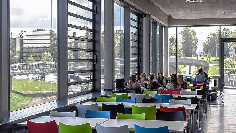 Ausblick: Vom Speisesaal aus blickt man auf die Verbindungsbrücke von Campus Süd und Nord. Ausblick: Vom Speisesaal aus blickt man auf die Verbindungsbrücke von Campus Süd und Nord.