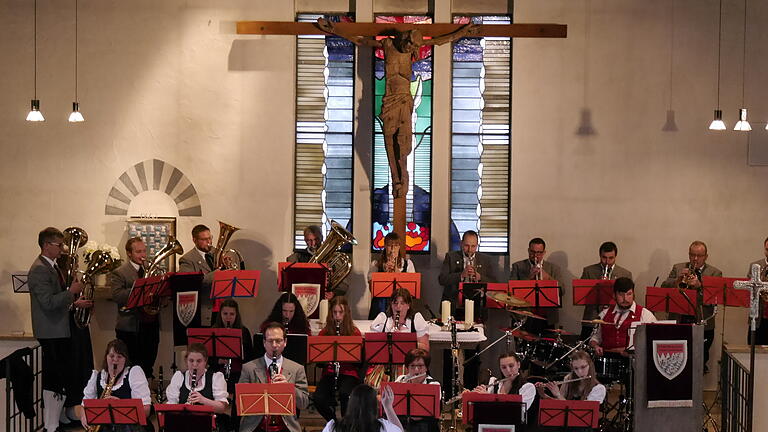 &quot;Sag Dankeschön mit Roten Rosen&quot;: Die Pfändhäuser Musikanten und Dirigentin Claudia Geyer zeigten die ganze Vielfalt der Blasmusik.