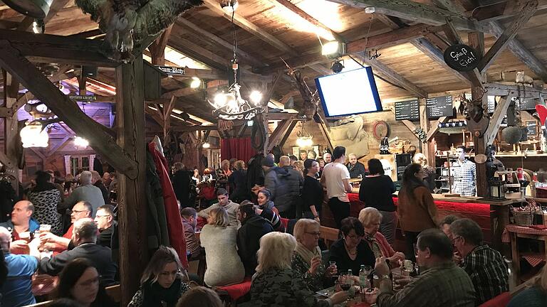 Volle Bänke in der Almhütte und jede Menge kufenschwingende Besucher auf der Eisbahn waren ein gewohntes Bild in den vergangenen Wochen im Rahmen der 'Neuschter Eiszeit' mitten auf dem Marktplatz.