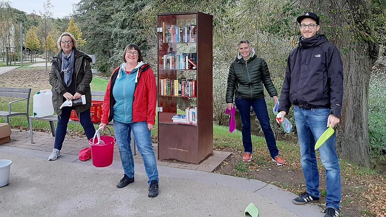 Bei einer Reinigungsaktion säuberten die SPD-Mitglieder (von links) Sandra Völp, Sylvia Hentrich, Karin Schwarzkopf und Florian Sauer den beliebten öffentlichen Bücherschrank im Park Hennedüwedaus.&nbsp;