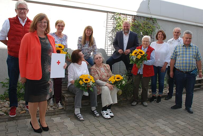 Beim Sommerfest (im Bild): Achim Schmitt-Prinz (Sachgebietsleiter Sozialpsychiatrie des BRK-Kreisverbandes Würzburg), Rosa Behon (stellvertretende Bürgermeisterin von Ochsenfurt und stellvertretende Vorsitzende des BRK-Kreisverbands Würzburg), Carola Börschinger (Ehrenamtliche), Christel Geißel (Ehrenamtliche), Ulrike Dickas (Leiterin des SpDi in Ochsenfurt), Gerburg Wagner (Ehrenamtliche), Thomas Eberth (Landrat und Vorsitzender des BRK-Kreisverbands Würzburg), Inge Schwarz (Ehrenamtliche beim SpDi Kitzingen), Annette Grüttner (SpDi Kitzingen), Thomas Marx (SpDi Ochsenfurt), Roland Franz (Sachgebiet Sozialpsychiatrie des BRK-Kreisverbandes Würzburg). Beim Sommerfest (im Bild): Achim Schmitt-Prinz (Sachgebietsleiter Sozialpsychiatrie des BRK-Kreisverbandes Würzburg), Rosa Behon (stellvertretende Bürgermeisterin von Ochsenfurt und stellvertretende Vorsitzende des BRK-Kreisverbands Würzburg), Carola Börschinger (Ehrenamtliche), Christel Geißel (Ehrenamtliche), Ulrike Dickas (Leiterin des SpDi in Ochsenfurt), Gerburg Wagner (Ehrenamtliche), Thomas Eberth (Landrat und Vorsitzender des BRK-Kreisverbands Würzburg), Inge Schwarz (Ehrenamtliche beim SpDi Kitzingen), Annette Grüttner (SpDi Kitzingen), Thomas Marx (SpDi Ochsenfurt), Roland Franz (Sachgebiet Sozialpsychiatrie des BRK-Kreisverbandes Würzburg).
