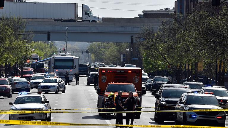 Schusswaffenattacke in Kentucky.jpeg       -  Polizisten der Stadt Louisville stehen vor dem Gebäude der Old National Bank.