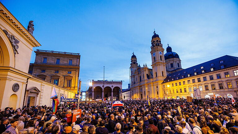 Kundgebung „Zammreißen! - Bayern gegen Rechts“.jpeg       -  Im Oktober forderten Tausende Menschen vor der Feldherrnhalle in München: 'Zammreißen! – Bayern gegen Rechts'.