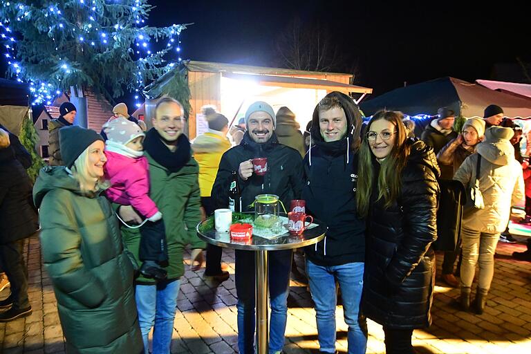 Auf dem Platz vor der Kirche traf man sich zu einem oder mehreren Heißgetränken und einer Bratwurst.