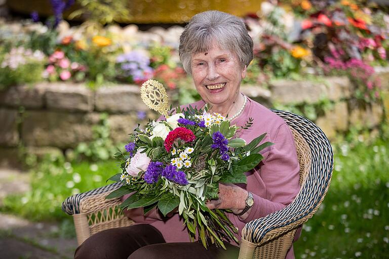 Blumen zum 90. Geburtstag: Rosemarie Scheper im Garten des Caritas Seniorenzentrum St. Thekla.