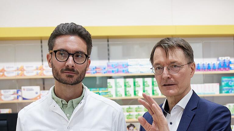 Bundesminister Lauterbach besucht Apotheker       -  Verschiedener Meinung: Karl Lauterbach und der Brandenburger Apotheker Mike Beyer