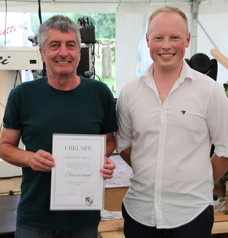 Hermann Trost (links) bekam die Auszeichnung als Ehrenvorsitzender der DJK Siegendorf vom derzeitigen Vorstand Markus Köhler verliehen. Hermann Trost (links) bekam die Auszeichnung als Ehrenvorsitzender der DJK Siegendorf vom derzeitigen Vorstand Markus Köhler verliehen.