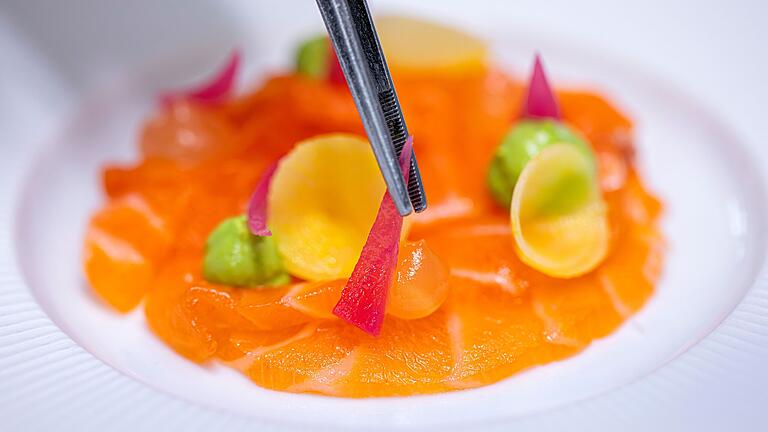 Marina Dahms (Dittelbrunn) kocht im Sternelokal des Parkhotels Laudensack in Bad Kissingen. Sie hat sich ein Menü zum Nachkochen ausgedacht. Die Vorspeise, eine Lachs-Ceviche, bringt Farbe auf den Tisch. Marina Dahms (Dittelbrunn) kocht im Sternelokal des Parkhotels Laudensack in Bad Kissingen. Sie hat sich ein Menü zum Nachkochen ausgedacht. Die Vorspeise, eine Lachs-Ceviche, bringt Farbe auf den Tisch. 
