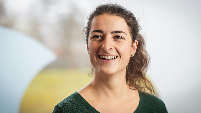Aus der Bütt im kleinen Heimatort Leinach ins Fernsehen gesprungen: Maria Anetzberger hat an diesem Freitag bei der 'Närrischen Weinprobe' im BR ihren ersten großen Auftritt vor Riesenpublikum. Aus der Bütt im kleinen Heimatort Leinach ins Fernsehen gesprungen: Maria Anetzberger hat an diesem Freitag bei der 'Närrischen Weinprobe' im BR ihren ersten großen Auftritt vor Riesenpublikum.