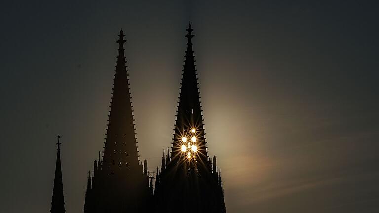 Sechs Dom-Kletterer nachts im Nordturm gestellt - Der Kölner Polizei bot sich eine Szenerie fast wie in einem Bond-Film: Mit einem Hubschrauber beobachteten sie nachts Kletterer am Nordturm des Doms. (Archivbild) Sechs Dom-Kletterer nachts im Nordturm gestellt - Der Kölner Polizei bot sich eine Szenerie fast wie in einem Bond-Film: Mit einem Hubschrauber beobachteten sie nachts Kletterer am Nordturm des Doms. (Archivbild)
