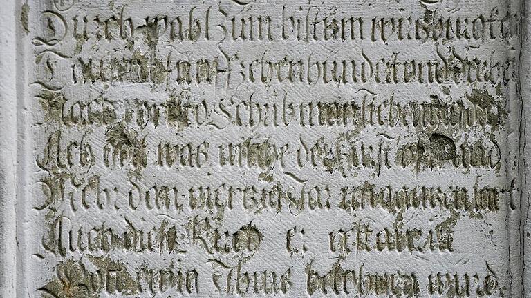 Die Gernacher Kirche ist die einzige in der Pfarreiengemeinschaft St. Raphael, mit einer Inschrift aus der Zeit von Julius Echter. Der Text darauf lautet nach Hugo Hetterich (Gernacher Geschichte und Geschichten): &bdquo;Jüliüß von Edlen echter Stam/Dürch wahl züm bistum würzburg Kam/Tausentfünfzehenhundert und darbei/Nach christo Schrib man siebenzigdrei/Ach got waß mühe der Fürst ufwand/Mehr den vierzig Jar im ganzen lant/Auch diese Kirch er restaurirt/Gott ewig Ihmß belohnen würd./1614&ldquo;.