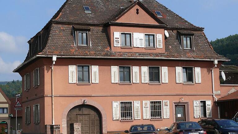 Imposant präsentiert sich das knapp 100 Jahre alte, jetzt leer stehende &bdquo;alte Polizeihaus&ldquo; in der Burgsinner Hauptstraße.