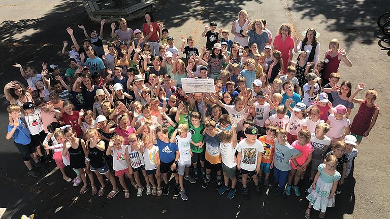 Die Schüler der Grundschule Reichenberg mit dem Spendenscheck über 1111 Euro.