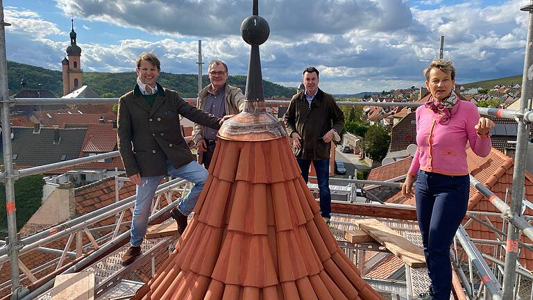 Bauabnahme auf dem neu eingedeckten Federolfsturm mit Klaus Cleve, Projektleiter Gebrüder Schneller, Bürgermeister Markus Schenk, Felix Birk und Gabriele Lieb.