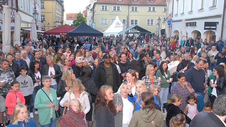 Feiern nach der Corona-Pause: Am Samstagabend war es mit Tausenden von Besucherinnen und Besuchern auf dem Kitzinger Marktplatz proppenvoll. Feiern nach der Corona-Pause: Am Samstagabend war es mit Tausenden von Besucherinnen und Besuchern auf dem Kitzinger Marktplatz proppenvoll.