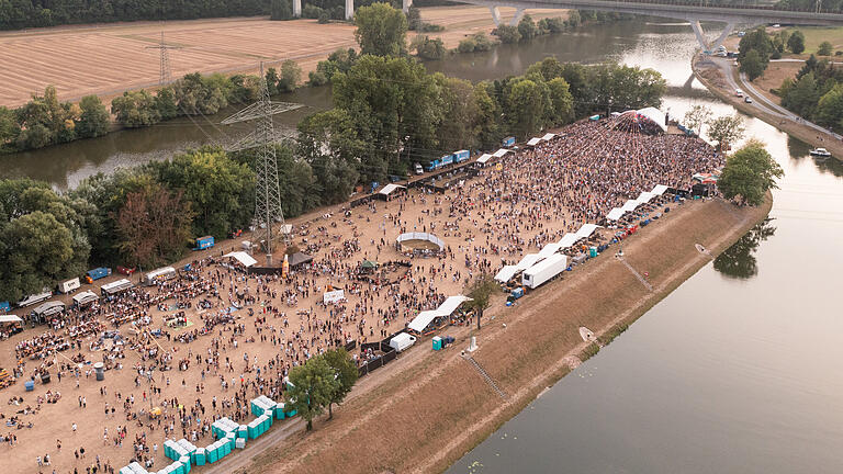 Beim Tanzinsel-Festival am Samstag, 27. August 2022 kamen tausende Menschen zum ausgelassen feiern der elektronischen Musik nach Gemünden am Main.