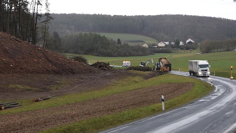 Die 90-Grad-Kurve vor Frickenhausen wird im Zusammenhang mit dem Ausbau entschärft.