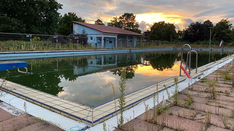 Still ruht das Becken: Das Volkacher Freibad wartet seit vier Jahren auf seine Sanierung. Nun könnte sich etwas tun. Still ruht das Becken: Das Volkacher Freibad wartet seit vier Jahren auf seine Sanierung. Nun könnte sich etwas tun.