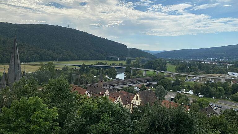 Von der Scherenburg könnte man bei der Schaffung eines Vorranggebiets auf der gegenüberliegenden Mainseite (links hinten im Bild) künftig auf Sand- und Kiesabbaugruben blicken. Von der Scherenburg könnte man bei der Schaffung eines Vorranggebiets auf der gegenüberliegenden Mainseite (links hinten im Bild) künftig auf Sand- und Kiesabbaugruben blicken.