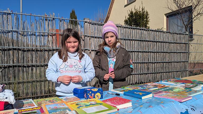 Die Schwestern Alicia (8) und Annabelle (9) Schulz trennten sich von Büchern und Spielzeug, das sie nicht mehr brauchen. Die beiden verkauften auch selbst gemalte Bilder. Mit dem Geld möchten sie sich neue Spielsachen kaufen. Die Schwestern Alicia (8) und Annabelle (9) Schulz trennten sich von Büchern und Spielzeug, das sie nicht mehr brauchen. Die beiden verkauften auch selbst gemalte Bilder. Mit dem Geld möchten sie sich neue Spielsachen kaufen.